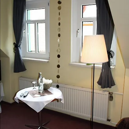 Zur Neuenburg Hotel *