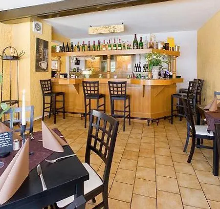 Zur Neuenburg Hotel *